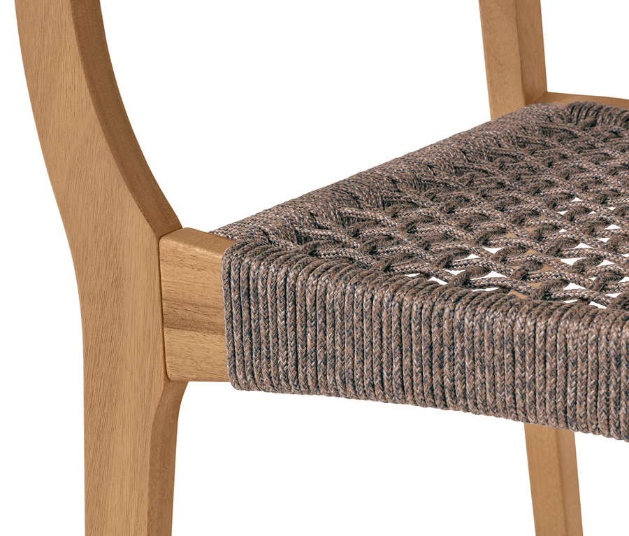 Gros plan sur une chaise de salle à manger empilable avec tissage textile et structure en bois.