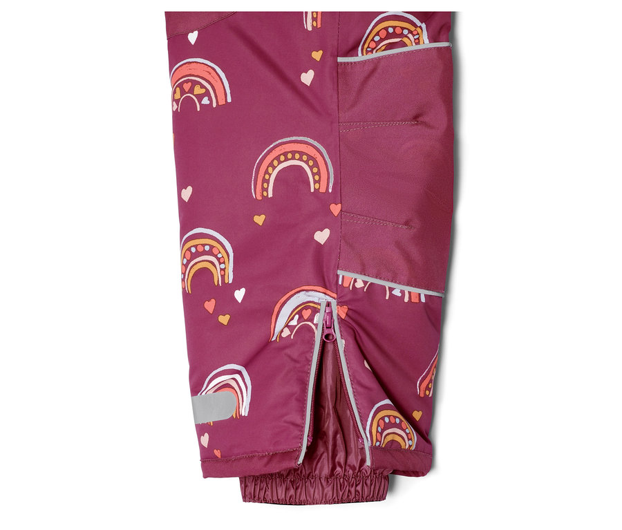 Gros plan sur une combinaison de neige violette pour enfant avec un motif arc-en-ciel.