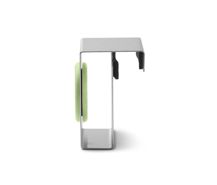 Gros plan sur un porte-torchons argenté avec un accent vert citron.