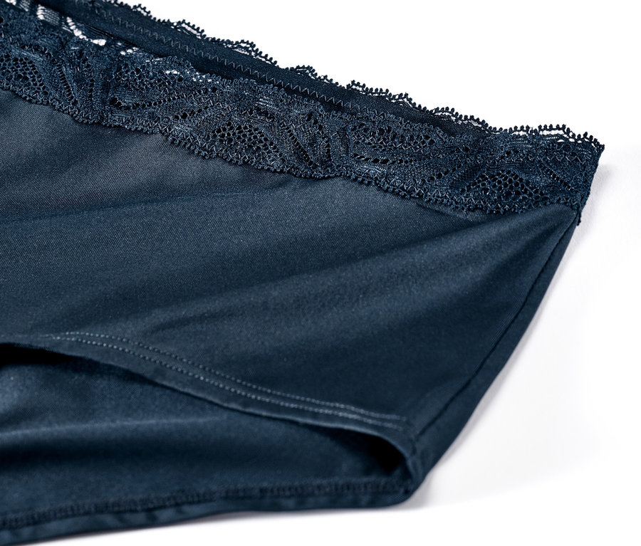 Gros plan sur une culotte bleu marine, lot de 5, avec de la dentelle à la taille.