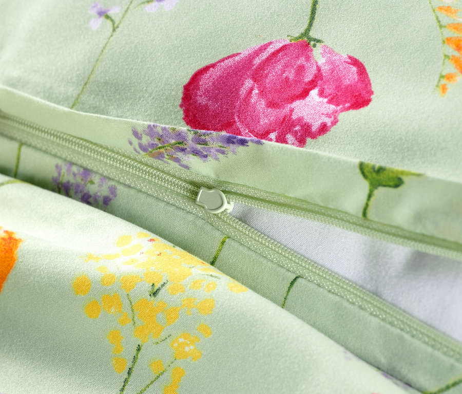 Gros plan d'une parure de lit en microfibre de taille normale ouverte avec un motif floral.
