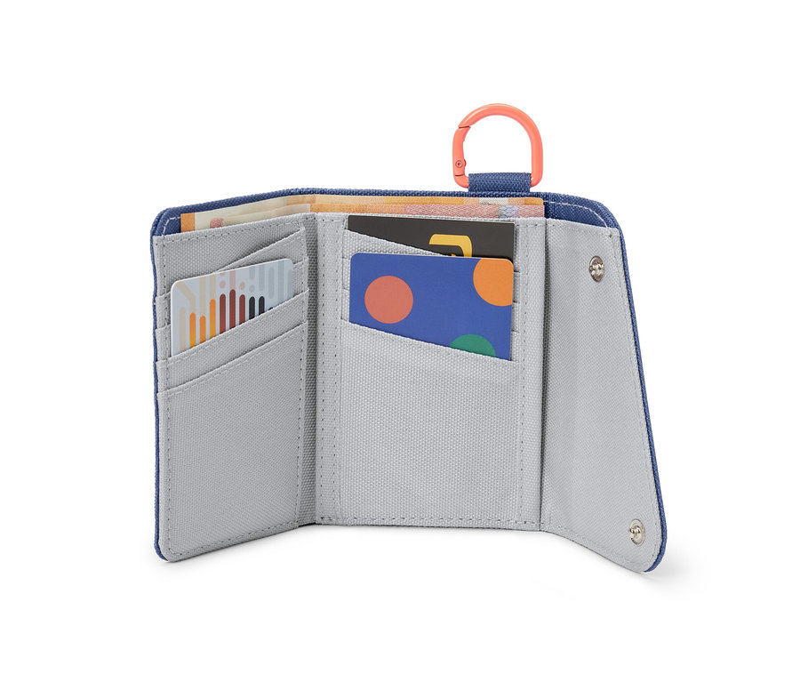 Un portefeuille outdoor ouvert de couleur bleue avec un mousqueton orange.