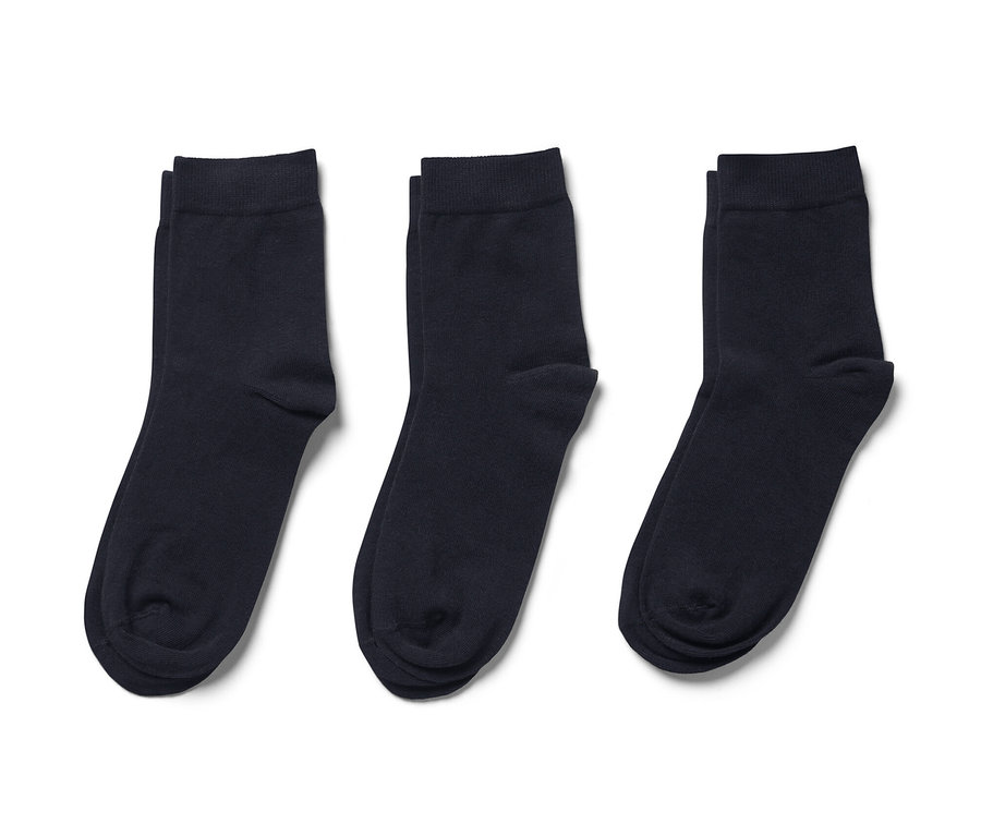 Trois paires de chaussettes.