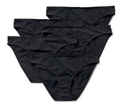Cinq slips noirs sur fond blanc.