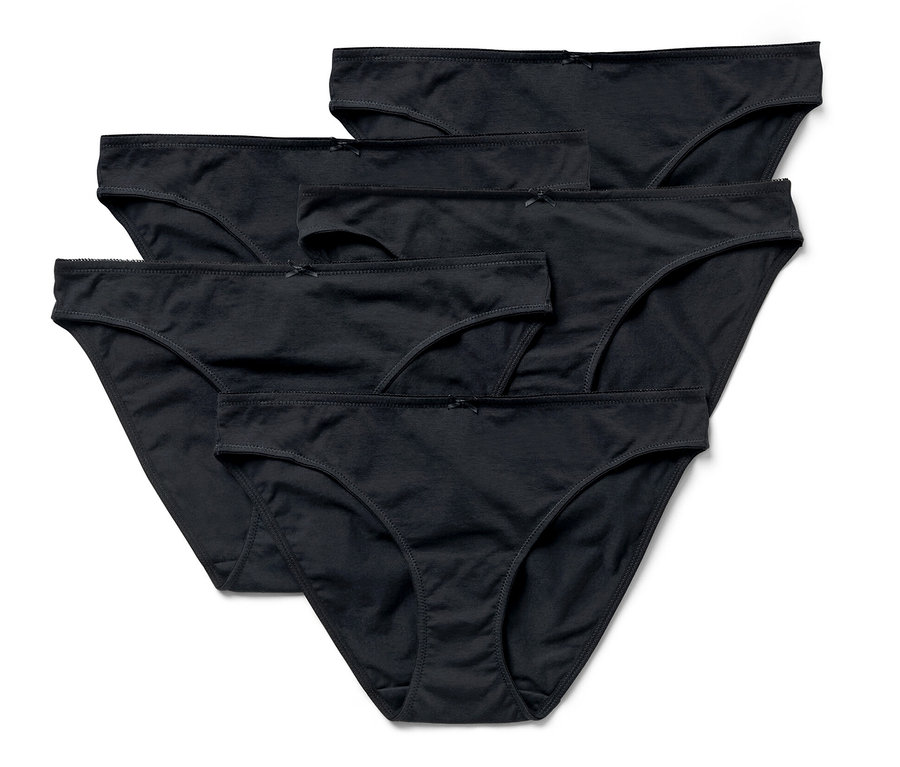 Cinq slips noirs sur fond blanc.