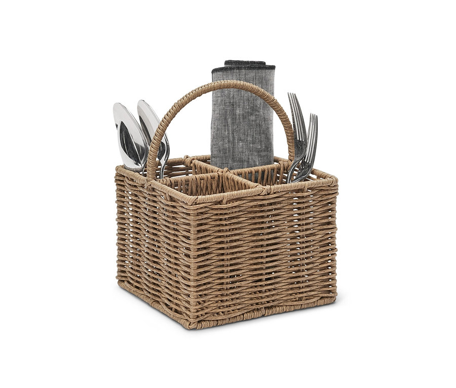 Un panier à couverts tressé avec quatre compartiments, dont un contenant des serviettes en tissu et les autres contenant des couverts.