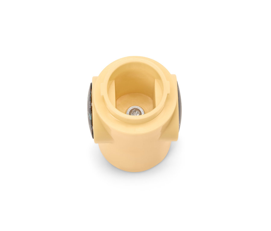 Vue de détail du dessus d'un outil compact pour l'extérieur.