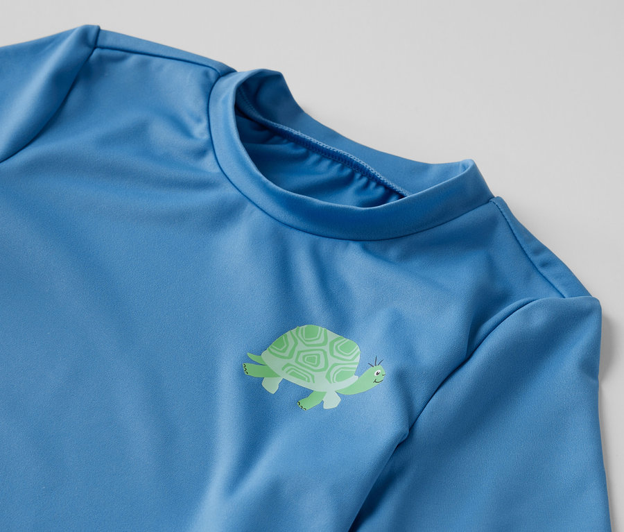 T-shirt bleu pour enfant avec indice de protection UV 80 et motif tortue.