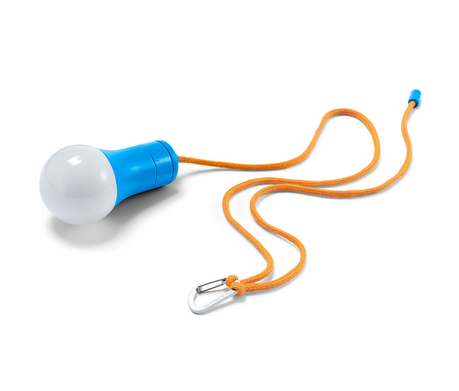 Une lampe de camping à LED bleue avec une corde orange et un mousqueton est posée sur un fond blanc.