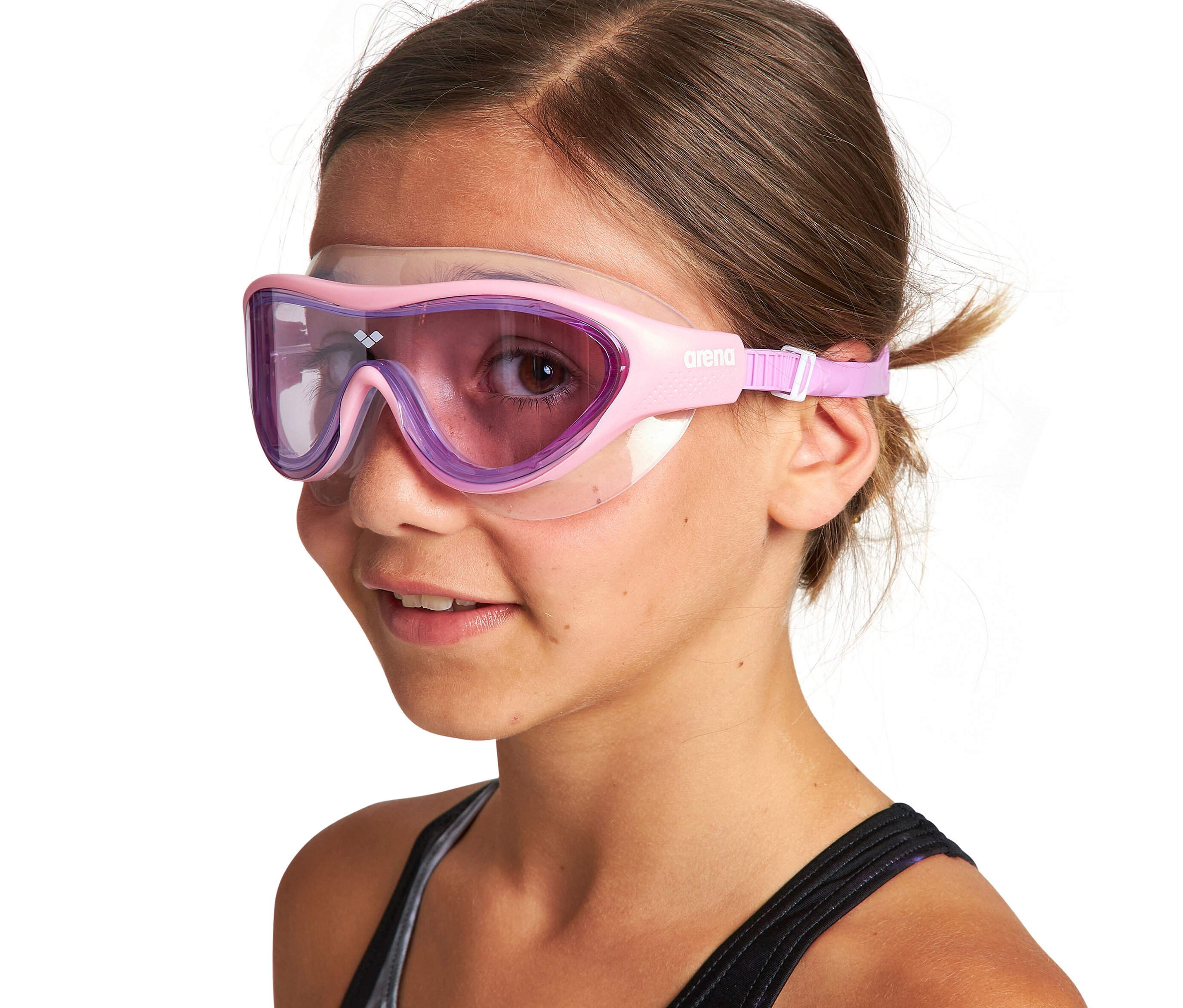 Portrait d'une fille portant des lunettes de natation roses arena Junior The One Mask.