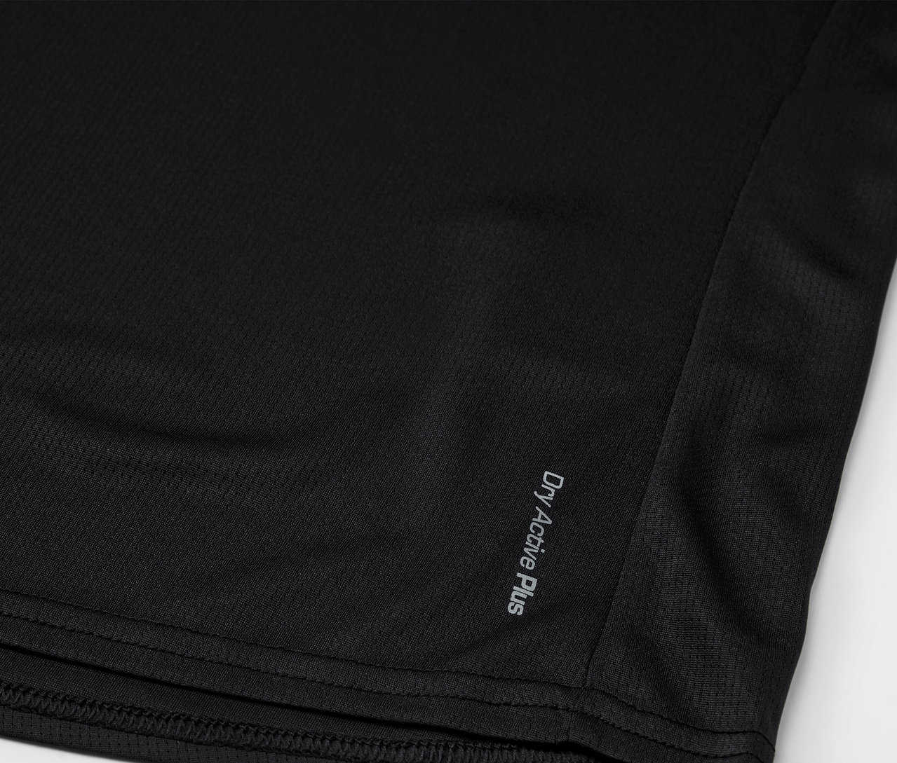 Gros plan sur un t-shirt de sport noir avec l'inscription "Dry Active Plus" en bas.