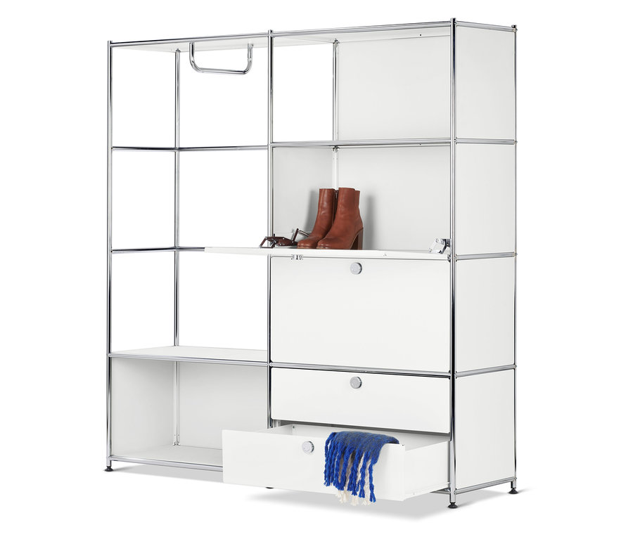 Système de rangement modulaire blanc avec des bottes marron, des lunettes et une écharpe bleue.