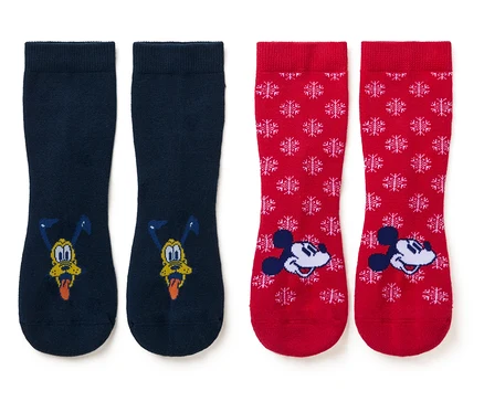 Deux paires de chaussettes. Une paire bleu foncé avec Pluto et une paire rouge avec Mickey Mouse et des flocons de neige.