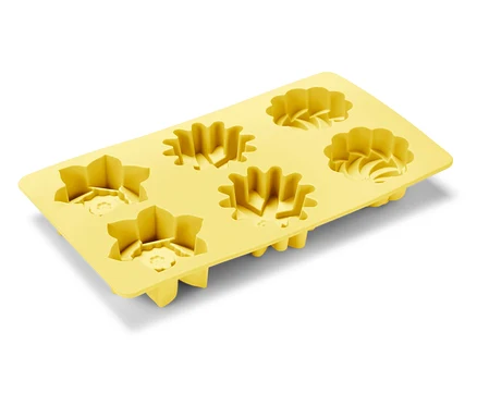 Moule à glaçons en silicone jaune avec six formes de fleurs différentes.