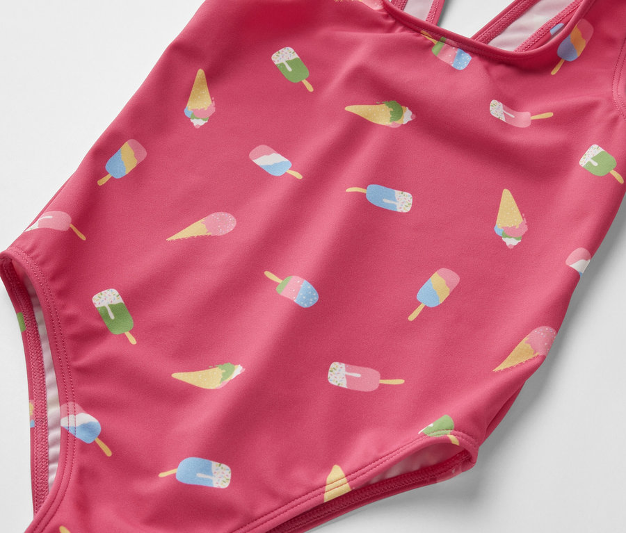 Maillot de bain pour enfant rose avec motif de crème glacée.