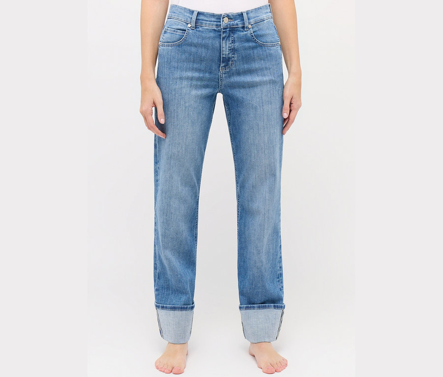 Gros plan d'une personne portant un jean Angels « Lara » coupe droite avec revers, bleu clair.