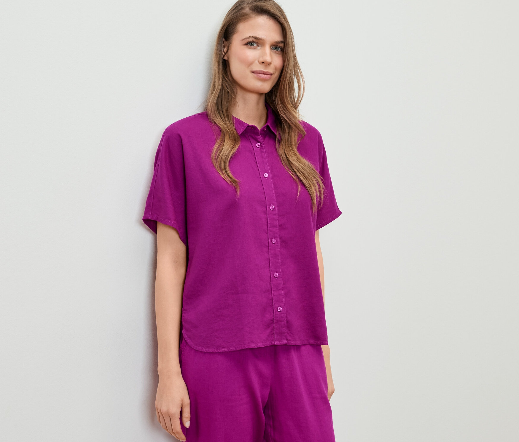 Femme portant un chemisier en lin.