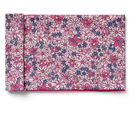 Une serviette en tissu pliée avec un motif floral rose, blanc et bleu.