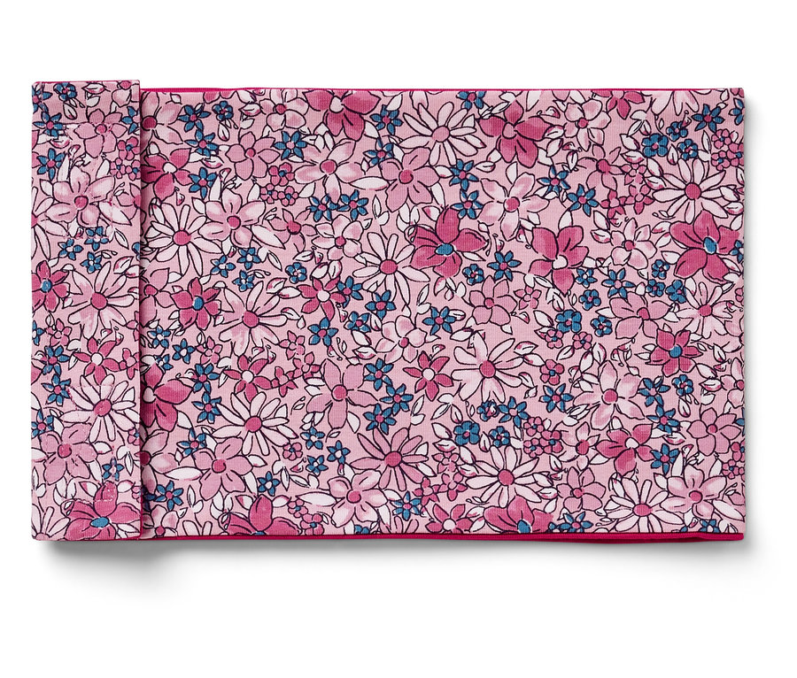 Une serviette en tissu pliée avec un motif floral rose, blanc et bleu.