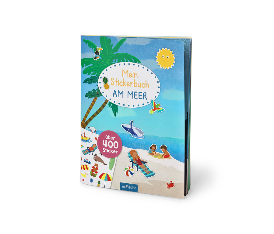 Couverture du livre d'autocollants Mon livre d’autocollants « Au bord de la mer » sur le thème de la plage.