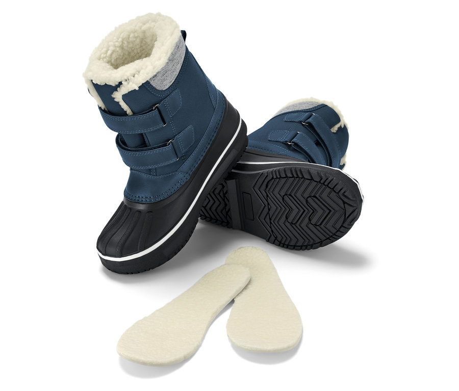 Deux bottes de neige bleues avec semelles noires et doublure en fourrure et deux semelles intérieures en fourrure.