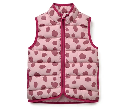 Veste sans manches matelassée rose à pois bordeaux et bordure bordeaux.