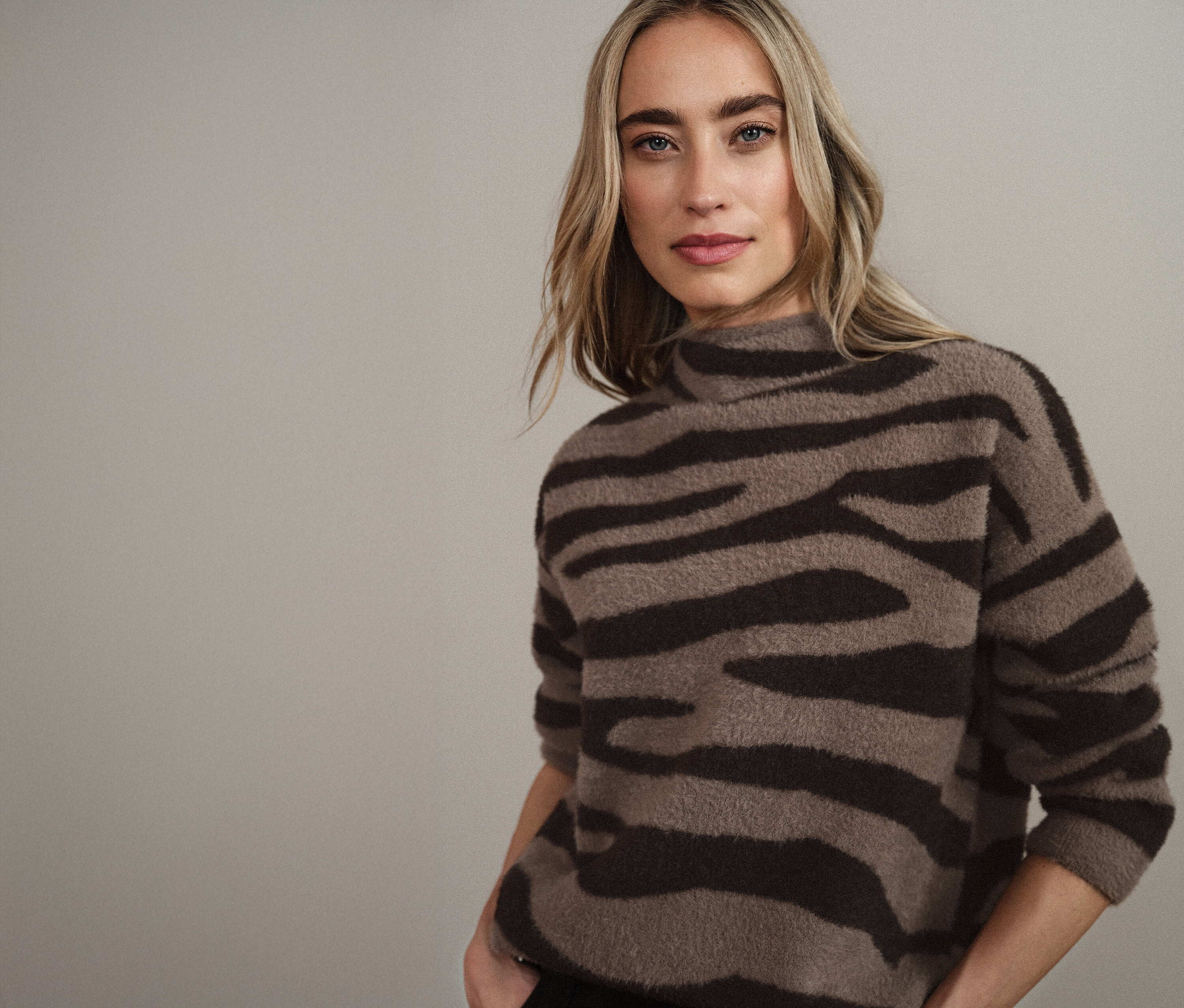 Femme portant un pull en jacquard zébré Street One.