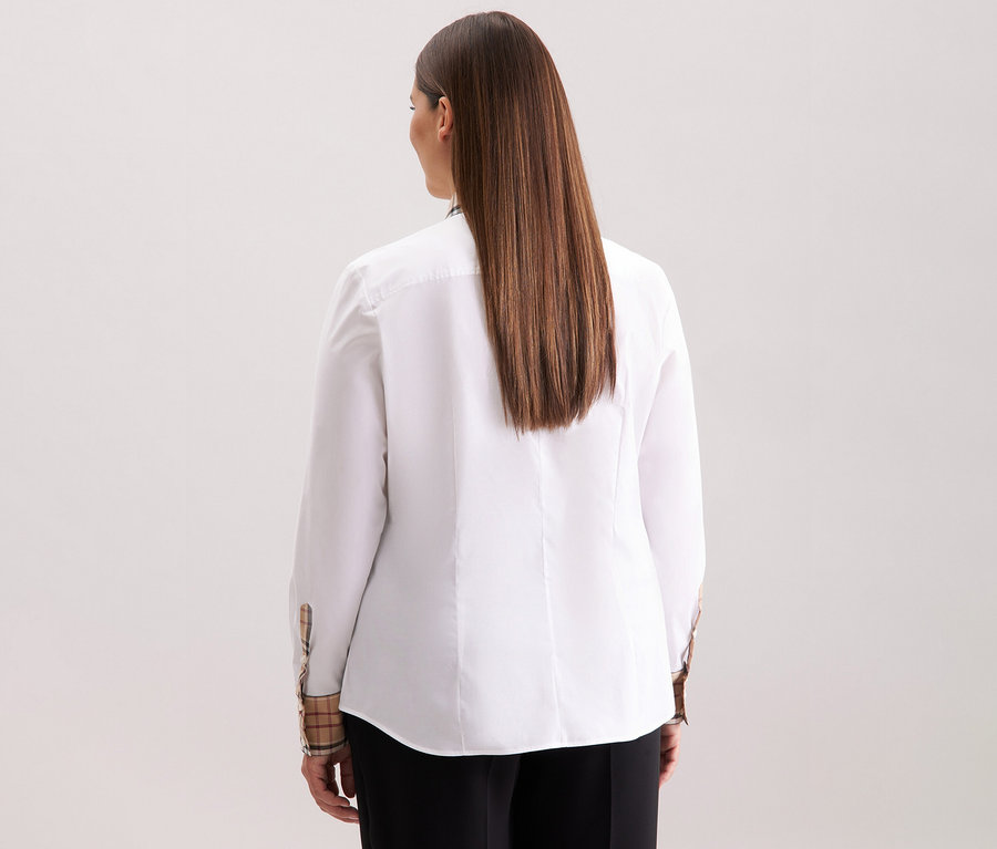 Vue arrière d'une femme aux longs cheveux bruns portant une chemise en popeline à carreaux Seidensticker blanche.