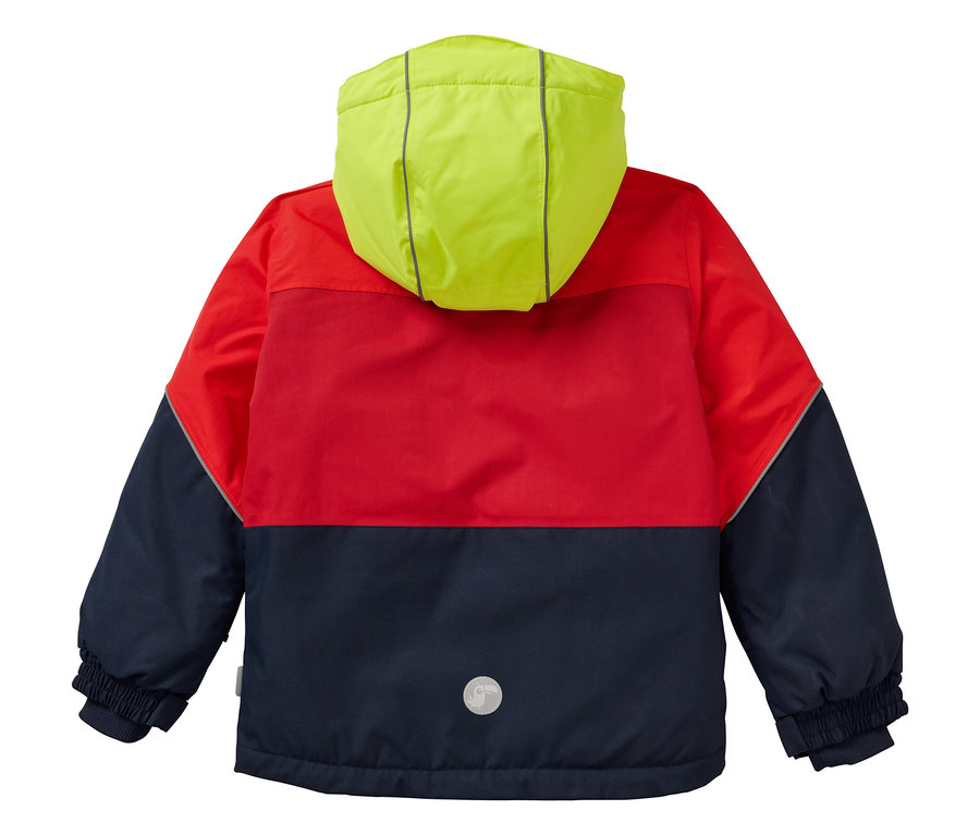 Vue arrière d'une veste pour enfant avec capuche dans les couleurs : capuche jaune néon, partie supérieure rouge et partie inférieure bleu foncé.