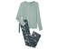Un haut à manches longues vert clair et un pantalon de pyjama à fleurs sont posés sur un fond blanc.