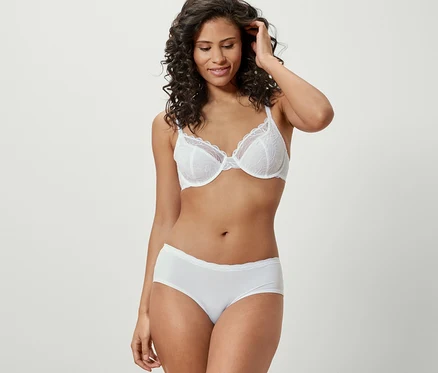Femme portant un soutien-gorge blanc et 5 culottes.