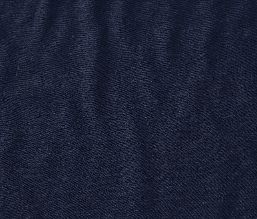 Gros plan sur un t-shirt en lin mélangé bleu marine.