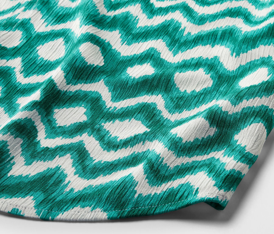 Détail d'un chemisier-tunique imprimé.