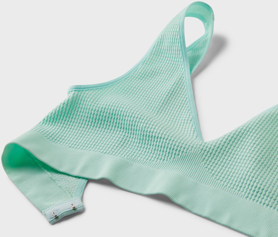 Vue détaillée d'un soutien-gorge sans coutures turquoise clair avec structure.
