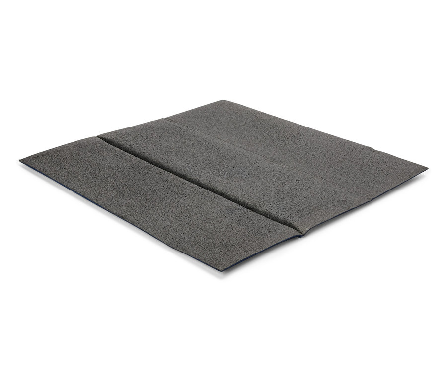 Tapis gris pliable sur fond blanc.