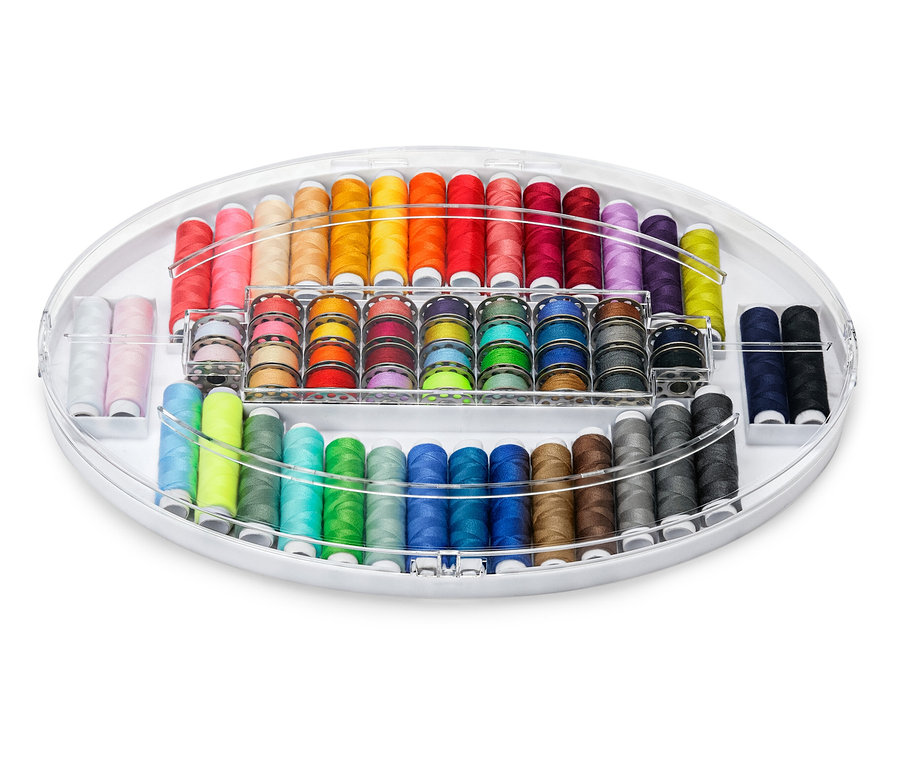 Un kit de fil à coudre avec des fils à coudre colorés dans un récipient ovale transparent.