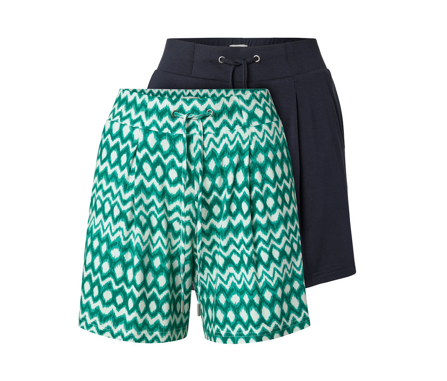 Deux shorts en jersey, un vert et blanc à motifs, l'autre bleu marine.