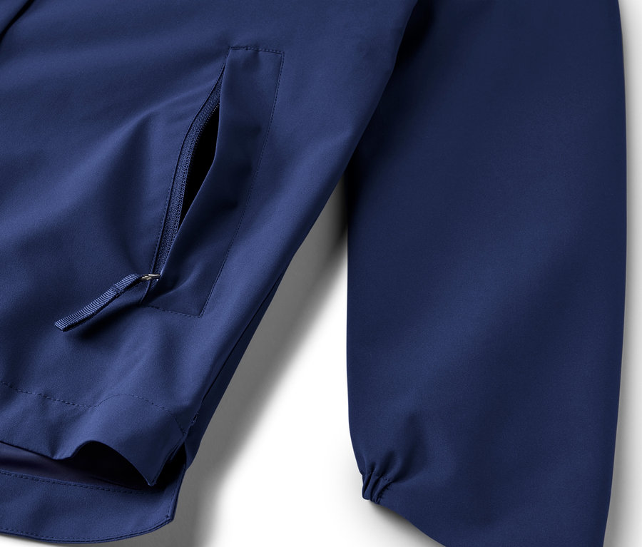 Détail d'une veste technique outdoor bleue.