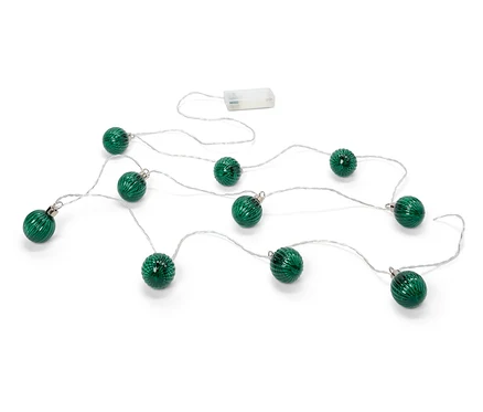Une guirlande lumineuse avec dix boules vertes et un boîtier à piles sur fond blanc.