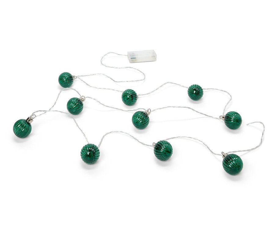 Une guirlande lumineuse avec dix boules vertes et un boîtier à piles sur fond blanc.