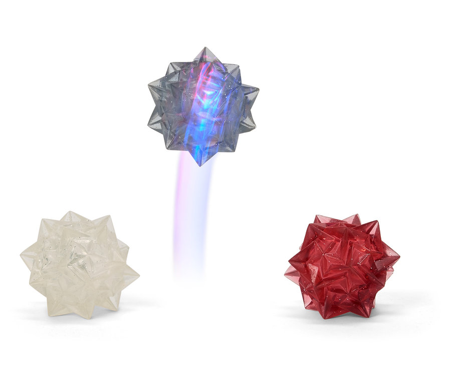 Trois étoiles sur fond blanc : une transparente, une rouge et une grise avec des lumières bleues.