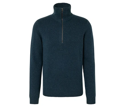 Pull bleu à col zippé.