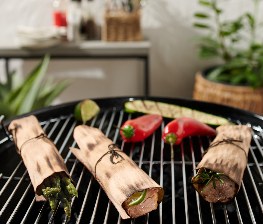 Barbecue avec papillotes en bois de hêtre, poivrons, courgettes et citron vert.