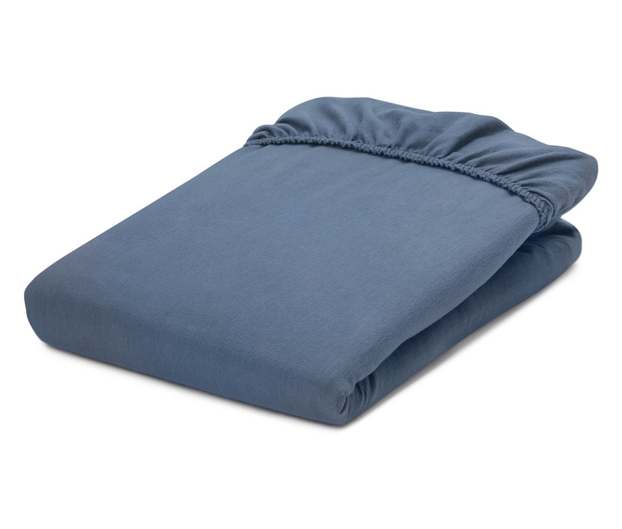 Drap-housse bleu plié sur fond blanc.