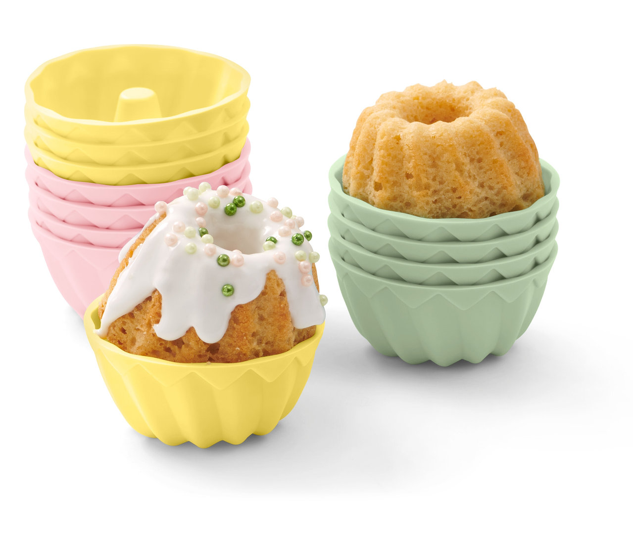 Cupcakes dans des moules en silicone de différentes couleurs.