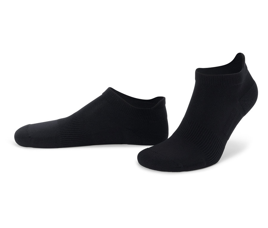 Deux chaussettes de cheville noires posées sur un fond blanc.