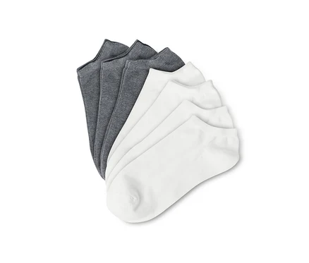 Arrangement en éventail de sept paires de socquettes de sport en blanc et gris.
