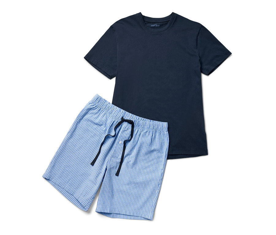 Un t-shirt bleu marine et un short de pyjama bleu avec un pantalon tissé.