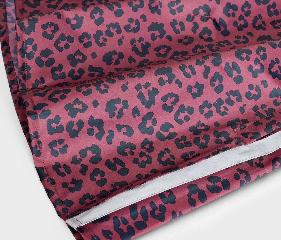 Détail d'un poncho de pluie pour enfant, rose avec imprimé intégral.