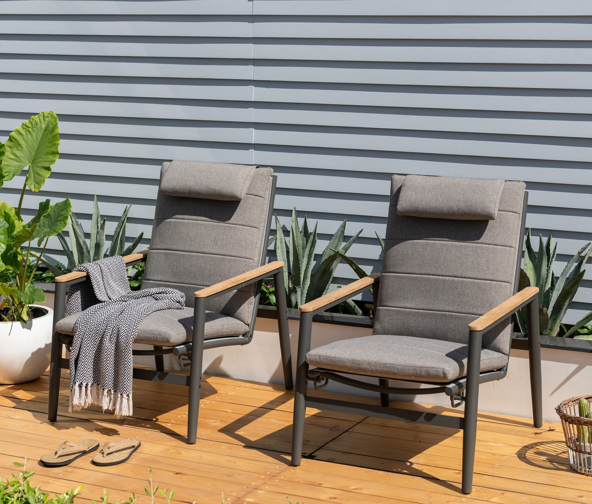 Deux fauteuils de salon d'extérieur ScanCom anthracite avec dossier réglable sont placés sur une terrasse en bois.